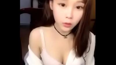 清纯萌妹子KIKI第三部开档黑丝自慰喷水.